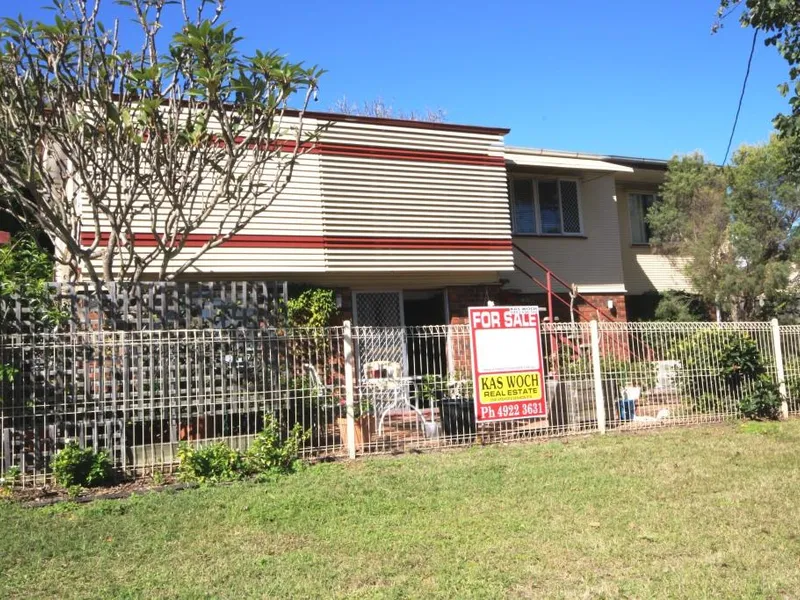 SPACIOUS HIGHSET CHAMFERBOARD HOME - BRICK BASE - 5 BEDROOMS - 2 BATHROOMS - 2 CAR - ELEVATED LOCATION.