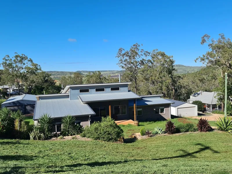 4 Bed Family Home - 1 Acre - Rural Views - Powered Shed!