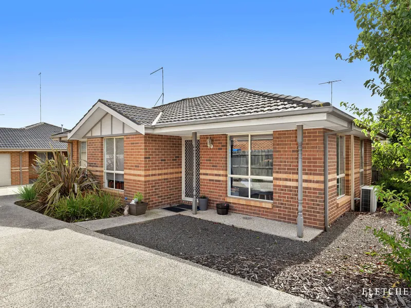 Private Unit Living close to Shops, Schools and Parkland.