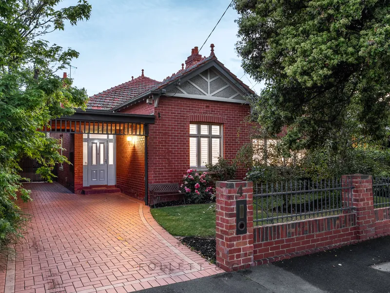 Edwardian Entertainer on the Edge of Martin St Village