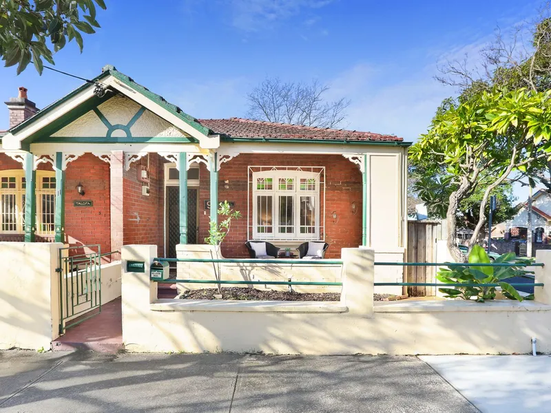 Charming Semi In Inner West Haven