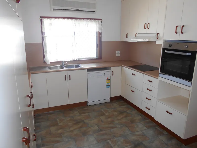 3 BEDROOM HOME IN TOWN WITH 4 CAR ACCOMMODATION !