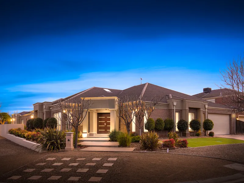 LUXURIOUS FAMILY LIVING IN A PRESTIGOUS POCKET!