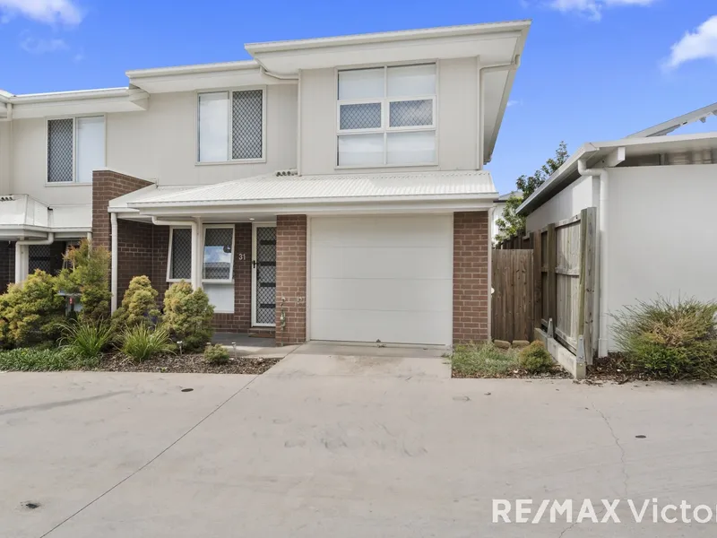 Modern townhouse within minutes to everything!
