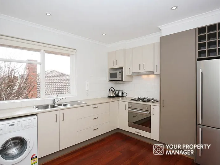 Spacious 2 Bedroom Apartment With Undercover Car Parking - Beachside Of Nepean Highway!