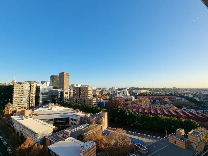 Beautiful 1 bedroom apartment with bedroom size study in City!