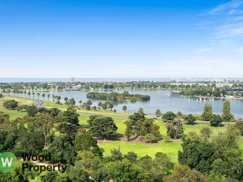 Queens Domain – three bedroom penthouse style apartment with spectacular views!