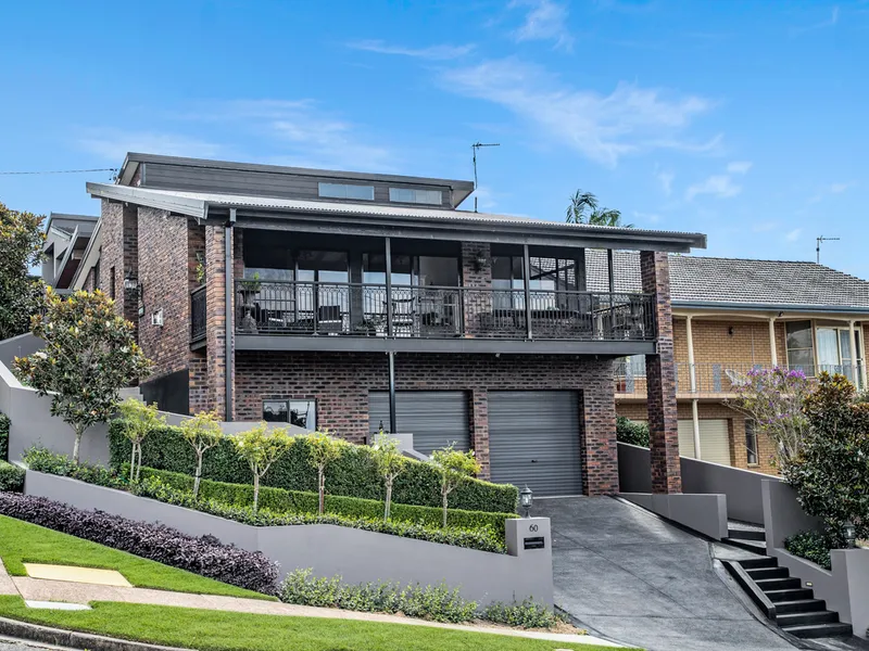 Vogue Interiors - Stunning Views - Massive Garaging