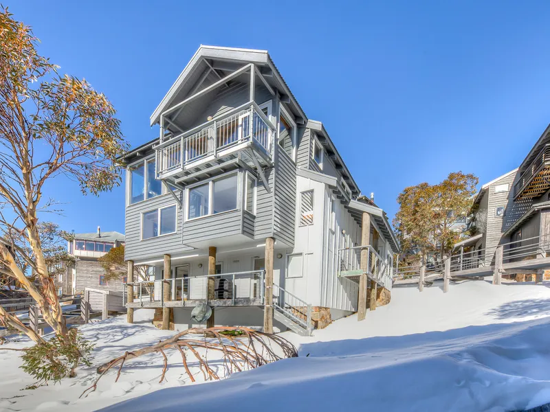 Beautifully presented 4 bed offering prime ski in ski out location, private parking and priceless views.