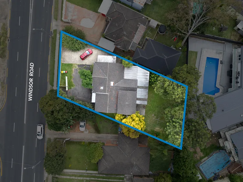 Renovator's dream l Investor's delight l R3 zoned