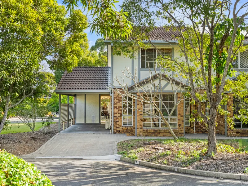 BRILLIANT LOCATION, WALK TO THE ESPLANADE.