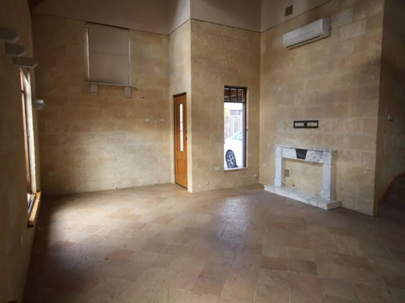 UNIQUE 5X1 HOME IN LOVELY ACSOT ESTATE