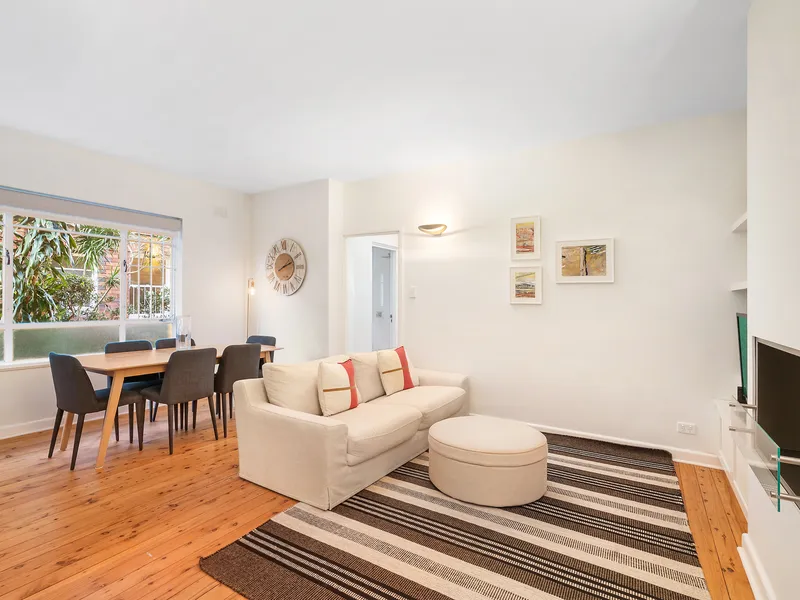 HARBOURFRONT TWO BEDROOM UNIT IN BOUTIQUE ART DECO BUILDING