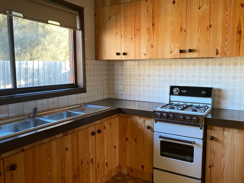 Quiet Complex In Convenient Springvale!