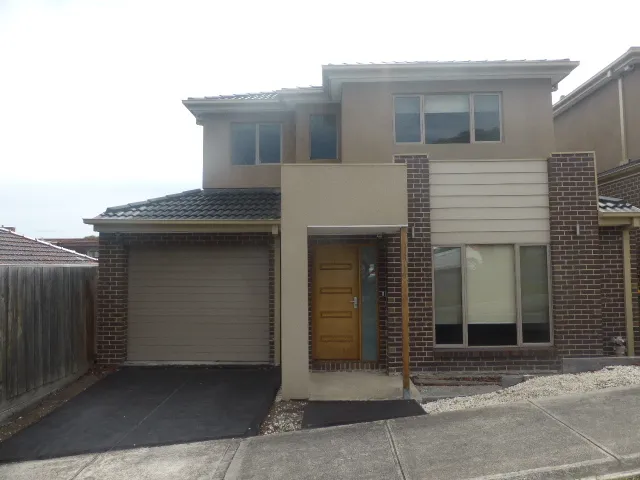 MASSIVE TOWNHOUSE TO NOT BE MISSED!