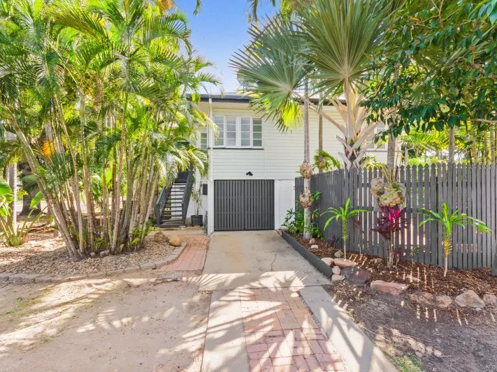 Modern 3 Bedroom Home - Pool - Deck - Extra Room & Bathroom