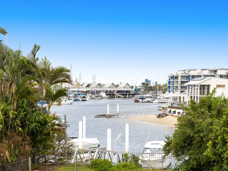 Entry Level Waterfront Living on a Huge 1083m2 Block with its own Pontoon!!!