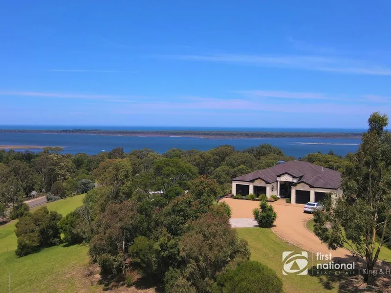 MAGNIFICENT PANORAMIC GIPPSLAND LAKES VIEWS
