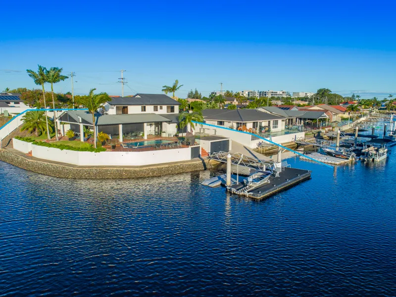 Prime Position - 55m* Waterfrontage - One Bridge to Broadwater