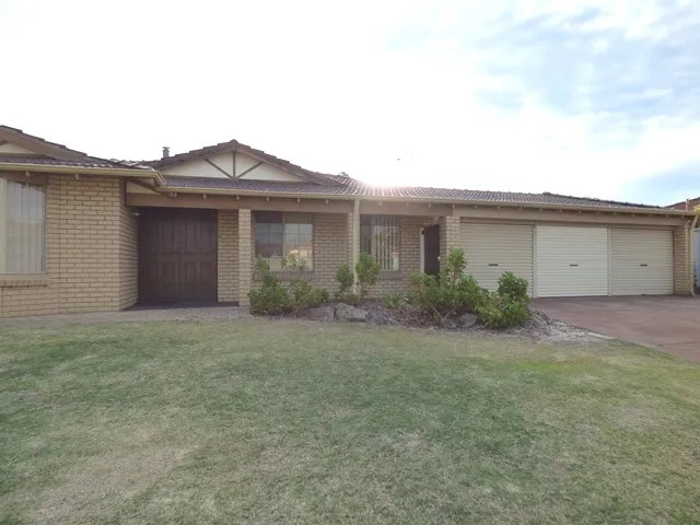 SPACIOUS FAMILY HOME IN GREAT LOCATION NEAR MURDOCH UNI