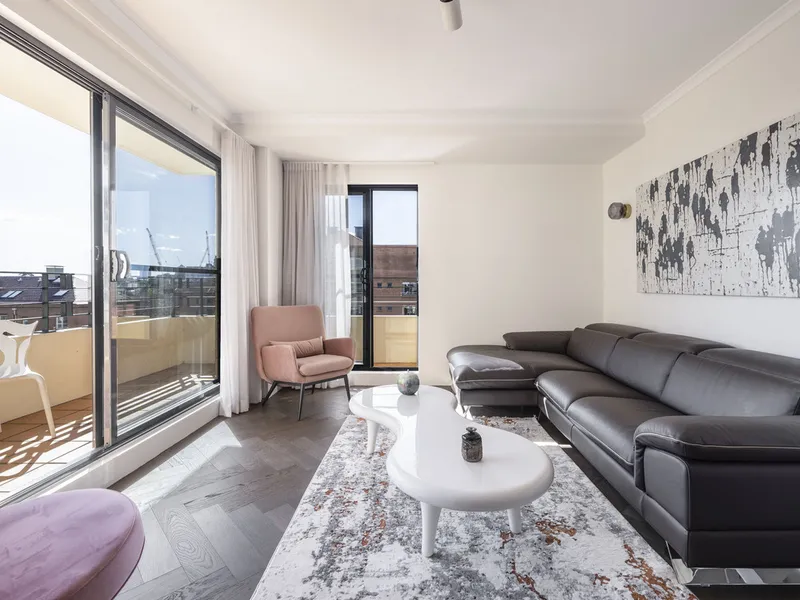 Renovated corner apartment with sweeping panoramas
