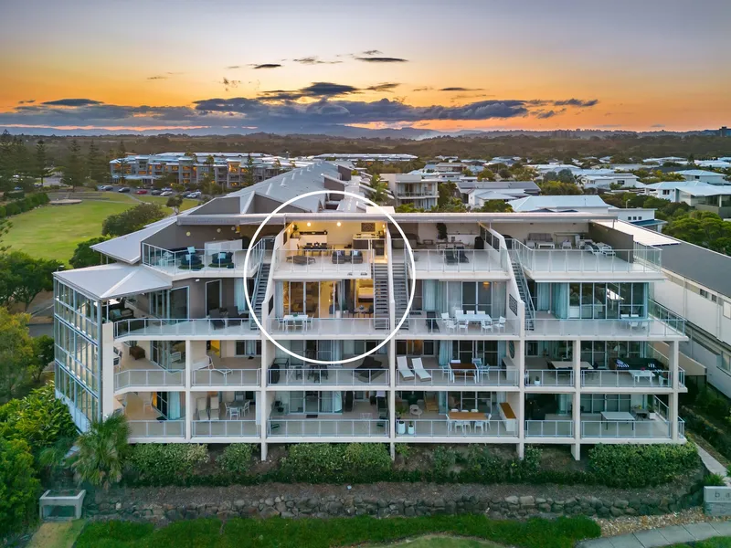 ABSOLUTE BEACHFRONT PENTHOUSE IN BALE SALT VILLAGE