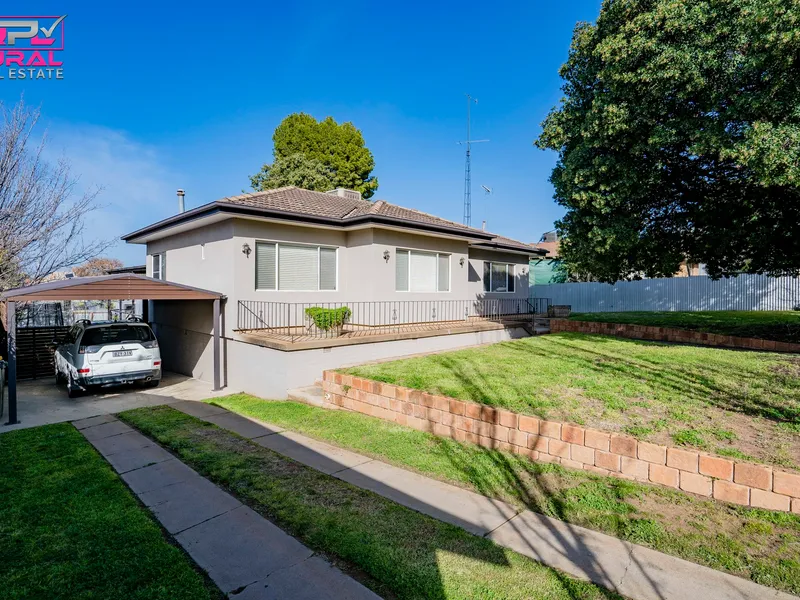 FAMILY LIVING IN A FABULOUS LOCATION!