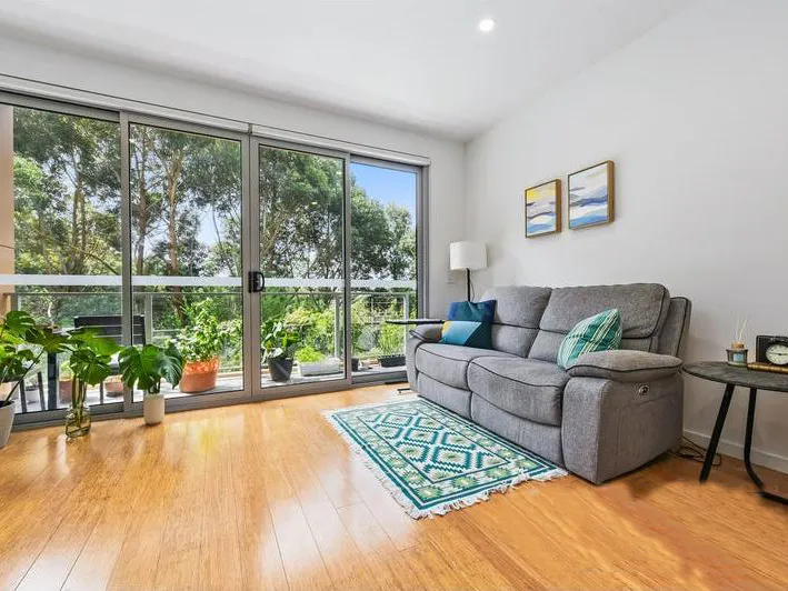 Contemporary Apartment with Peaceful Park Outlook