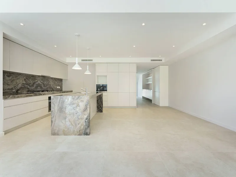 Newly Built luxury masterpiece for entertainers' home plus new outdoor sparkling jacuzzi and bar