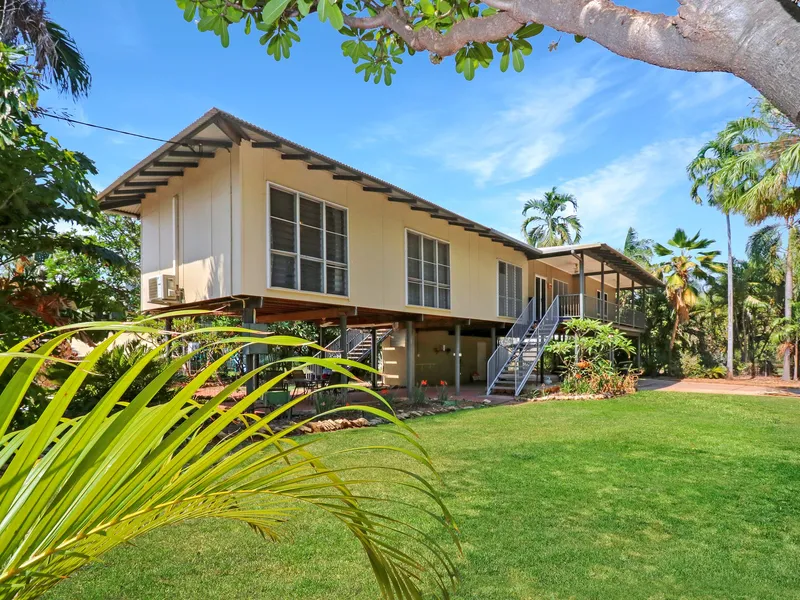 Large Renovated Family Home Overlooking Dakota Park