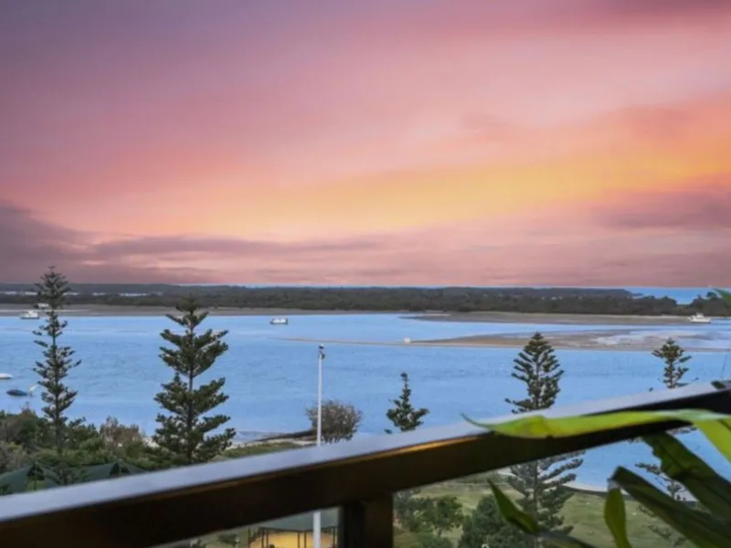 HIGH END APARTMENT WITH VIEWS OF THE BROADWATER