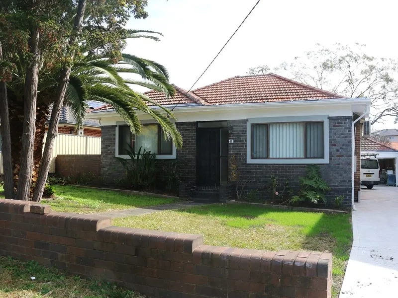 CHARMING & SPACIOUS 3 BEDROOM FAMILY HOME