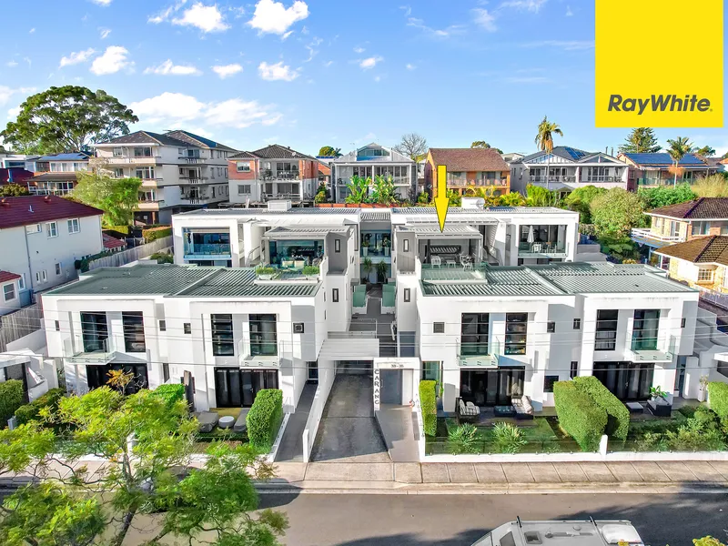 EXECUTIVE TOWNHOUSE WITH PANORAMIC WATERVIEW