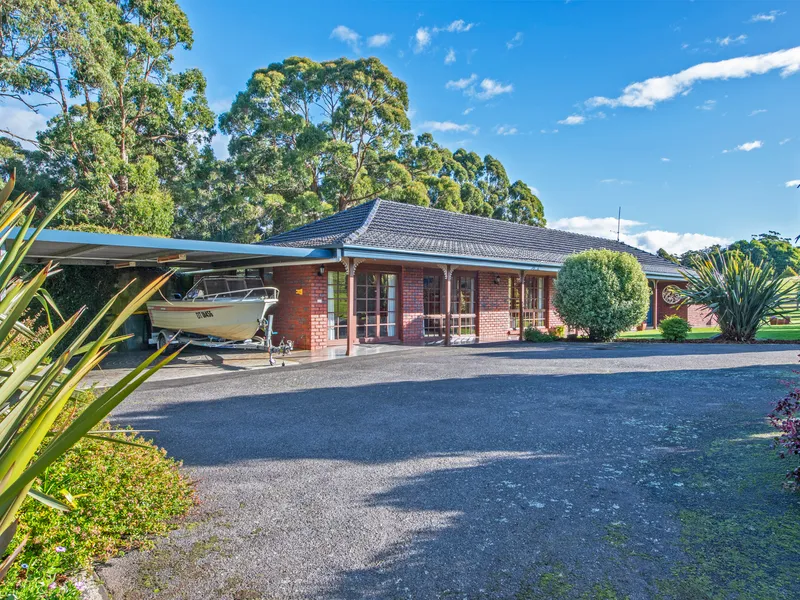 11 Acres on the edge of town