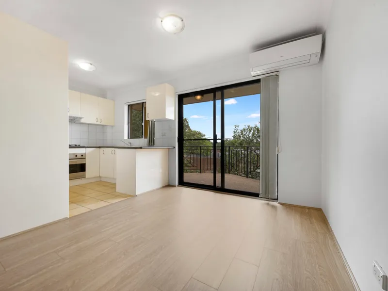 Sun filled apartment in Girraween public school catchment