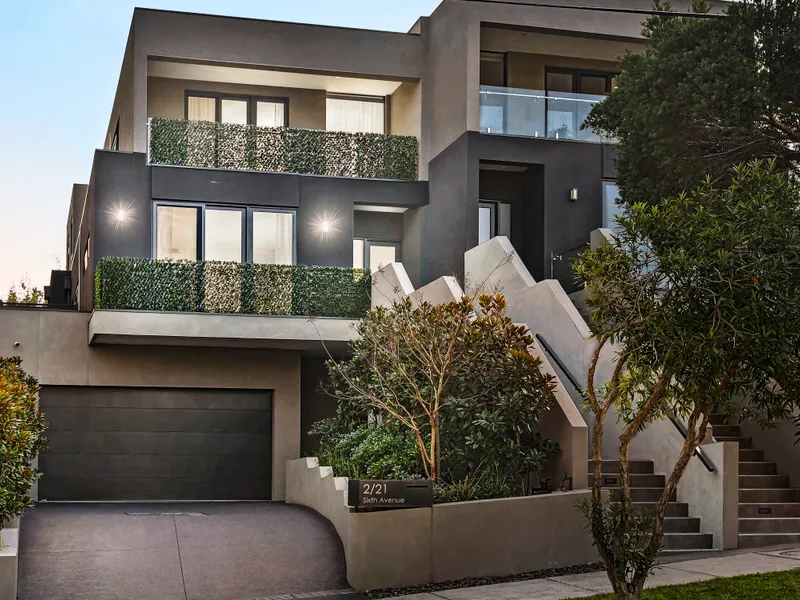 Modern 3 Level Luxury - Overlooking Gardiners Reserve