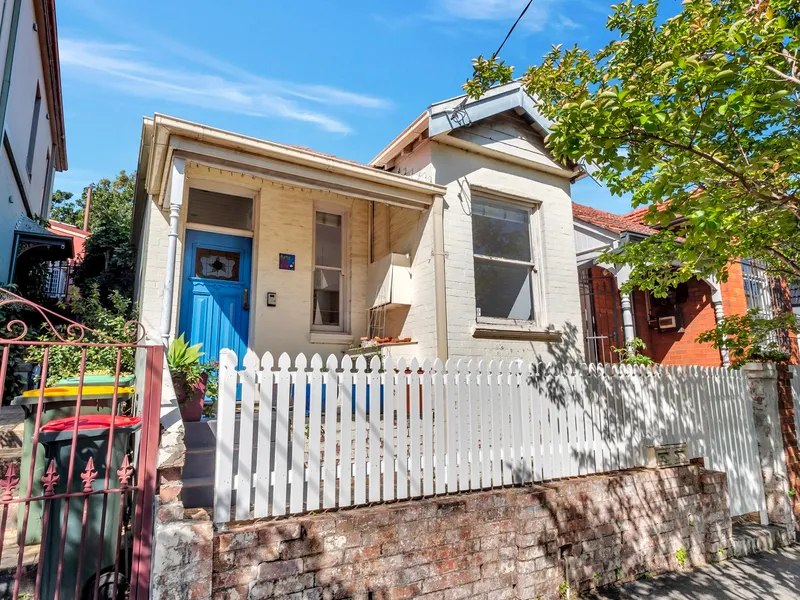 Freestanding family cottage with flexible floorplan