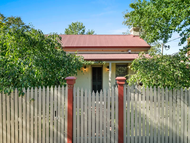 A CLASSIC CENTRAL COTTAGE