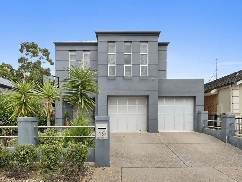 WELL PRESENTED LARGE FAMILY HOME IN PRIME LOCATION