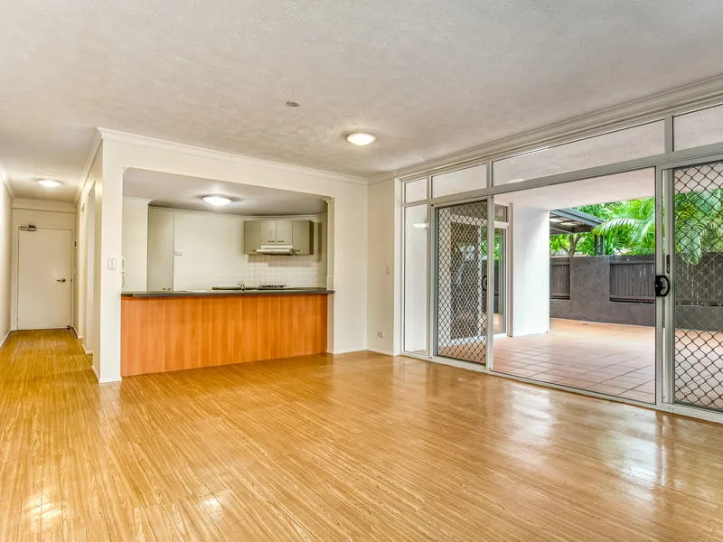 Freshly renovated entertainer - balcony + courtyard - pets OK - available now