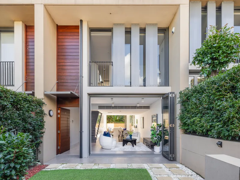 Sophisticated living in a historic setting: exquisite townhouse in prestigious McMahons Point