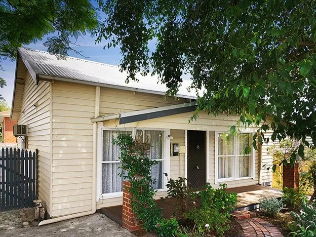 RENOVATED & LOW MAINTENANCE COTTAGE LIVING