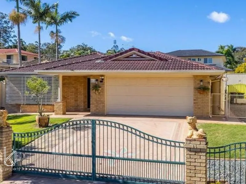Family Home with Solar & AC located in the prestigious suburb of Robertson!