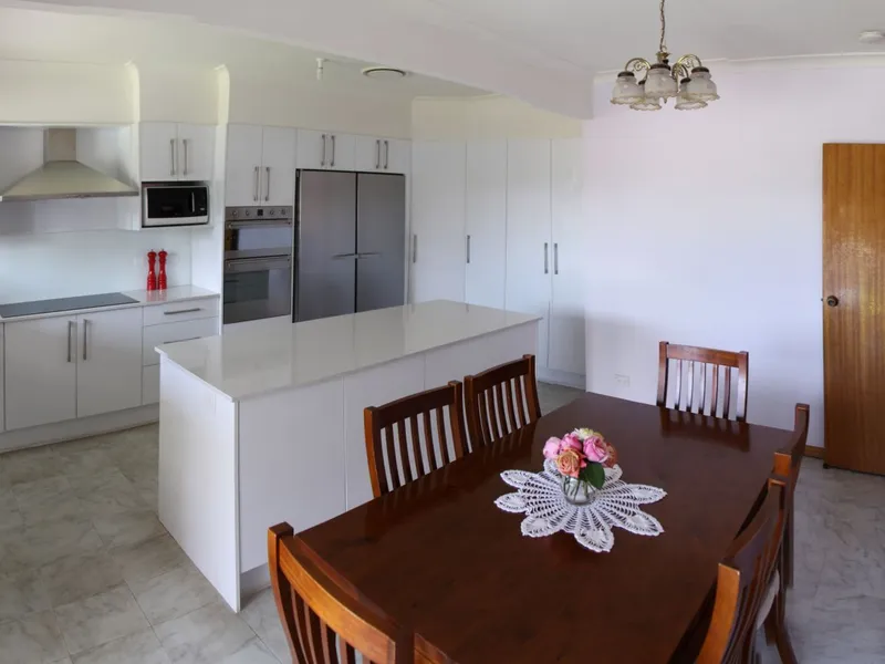 Walk to Train Station, Shopping Centre, Schools and University!