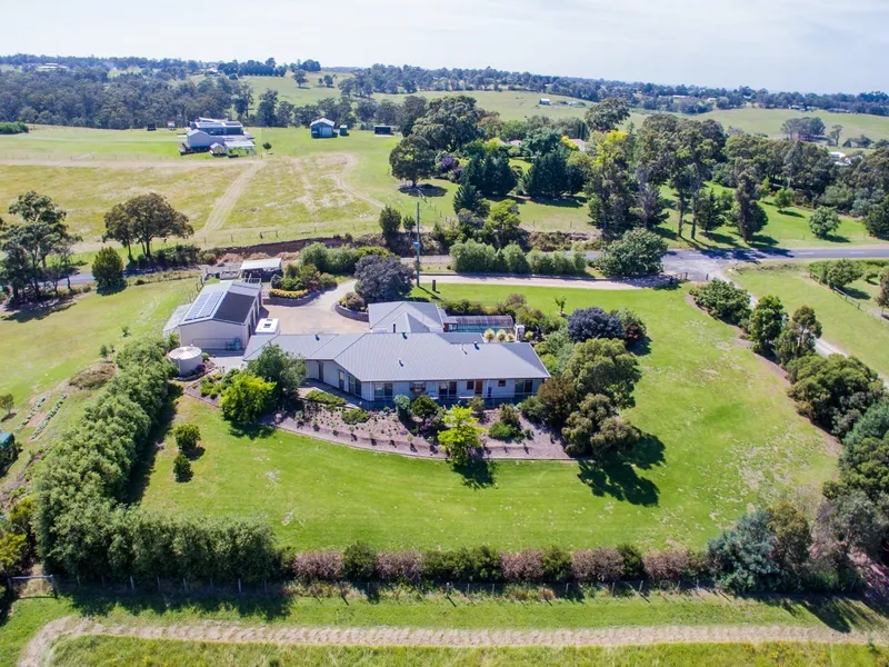 COUNTRY LIVING ON THE EDGE OF TOWN