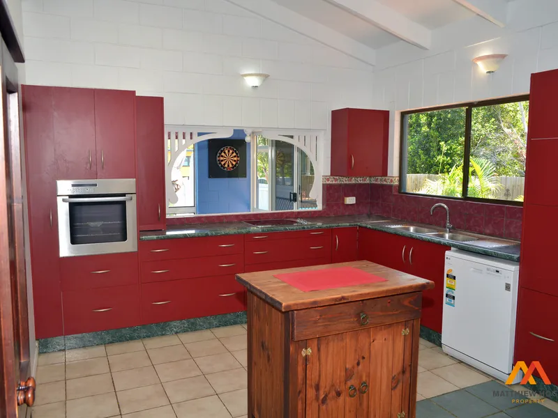 SPACIOUS, BRIGHT, BEACHSIDE FAMILY HOME WITH POOL