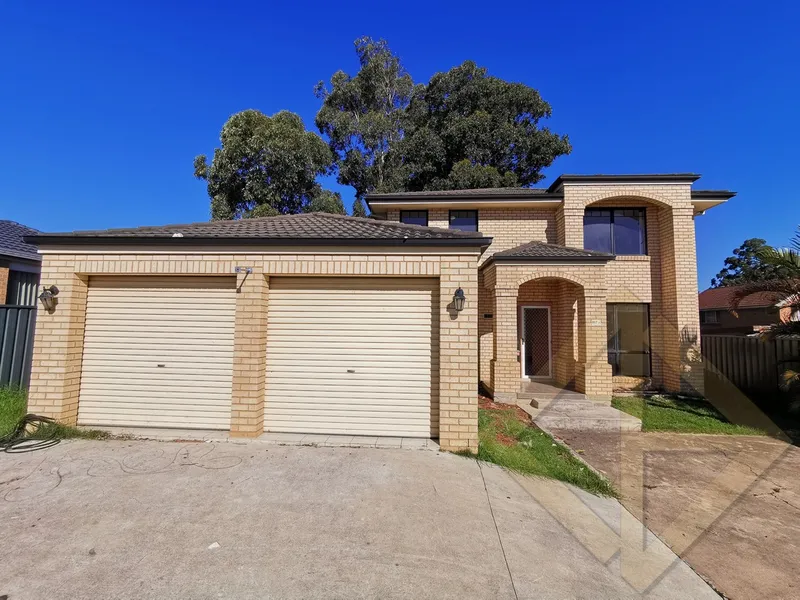 SPACIOUS 6 BEDROOM HOME + STUDY & MEDIA ROOM IN IDEAL LOCATION!!!