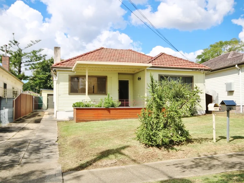 Neat & Tidy 3 Bedroom Home - Walk to Trains, Shops & Schools