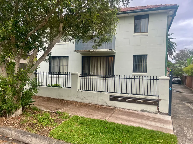 Whisper Quiet, Top Floor, 1 Bedroom Apartment conveniently Located