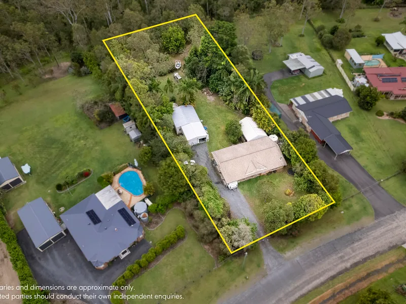 FANTASTIC FAMILY HOME WITH A HUGE DECK OR AN IDEAL INVESTMENT!